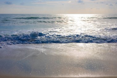 Tropikal deniz sahili beyaz kum dalgası güneşli yaz tatili arka planı