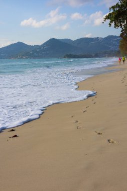 Deniz kıyısı beyaz kumsal gökyüzünü Samui Tayland bulutuyla dalgalandırıyor.