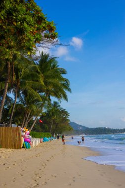 Deniz kıyısı beyaz kumsal gökyüzünü Samui Tayland bulutuyla dalgalandırıyor.
