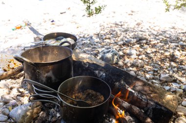 Deniz kıyısı adasında yemek pişirme, tatil macerası.