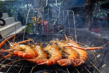 Dev nehir karidesi, ateşte kızartılmış deniz mahsulü baharatı.