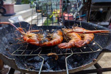 Dev nehir karidesi, ateşte kızartılmış deniz mahsulü baharatı.