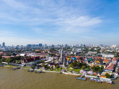 Wat Arun Budist Tapınağı 'ndaki hava tapınağı Chao Phra Ya nehri gezisi için Bangkok Tayland' a doğru yola çıktı..