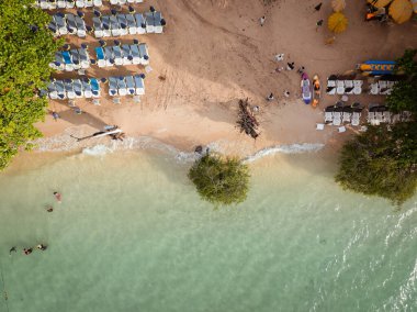 Havadan kumsal beyaz kum yeşil tropikal orman plaj sandalyesi yaz arkaplanı