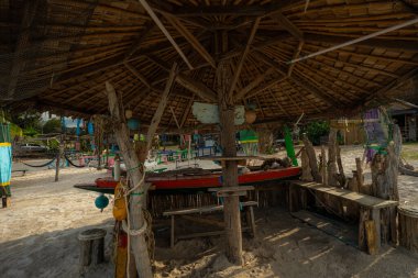 Kum Lokantası yaz tatili arka planında tahtadan bir plaj sandalyesi.