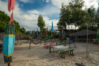 Kum Lokantası yaz tatili arka planında tahtadan bir plaj sandalyesi.