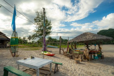 Kum Lokantası yaz tatili arka planında tahtadan bir plaj sandalyesi.