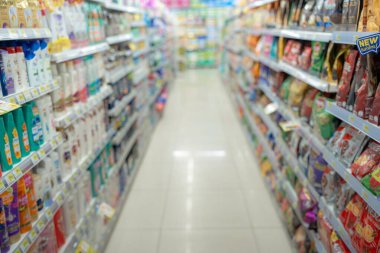 Modern yiyecek ve içecek süpermarketinin bulanık arka planı