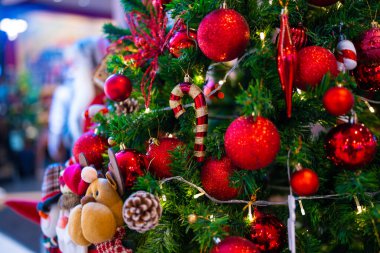 Kırmızı arka plan Noel çam ağacı süslemesi. Işıklı gece ışığı, mutlu yıllar.