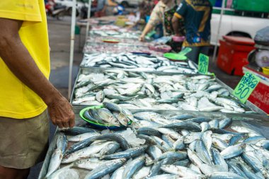 İnsanlar geleneksel Asya pazarında taze deniz ürünleri satıyorlar Tayland 'da