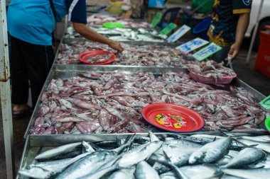 İnsanlar geleneksel Asya pazarında taze deniz ürünleri satıyorlar Tayland 'da