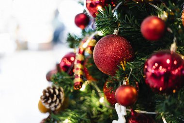 Çam ağacı dalında balo ve hediyeyle Noel süsü Mutlu yıllar