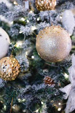 Çam ağacı dalında Noel hediyesi süsü Kış mevsimi mutlu noel arkaplanı