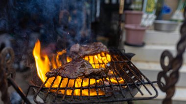 Bahçe partisinde ızgarada biftek.