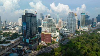 Lumpini yeşil ağacı olan modern belediye binası halka açık park mavi gökyüzü havadan görünüşü Bangkok Tayland