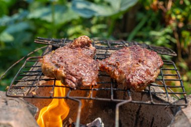 Açık havada ateşte sığır eti ızgarası, orta pişmiş çiğ yemek.
