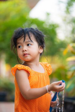 Küçük sevimli Asyalı kız yaz tatili için açık denizde oynuyor.