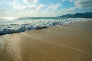 Beyaz kumsal egzotik deniz dalgası tropikal güneşli yaz tatili arka planı
