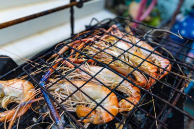 Nehir karidesi, ateşte kızartılmış karides dumanı partisi, bbq yemeği.