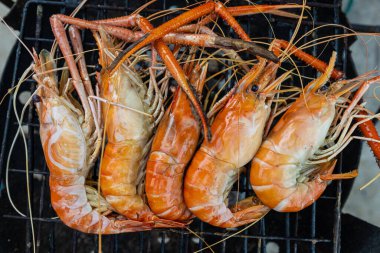 Nehir karidesi, ateşte kızartılmış karides dumanı partisi, bbq yemeği.