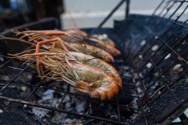 Nehir karidesi, ateşte kızartılmış karides dumanı partisi, bbq yemeği.