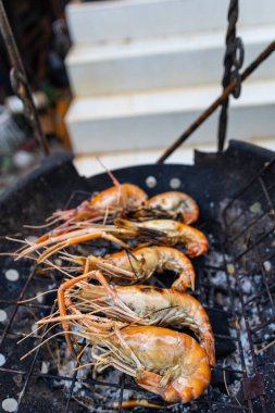 Nehir karidesi, ateşte kızartılmış karides dumanı partisi, bbq yemeği.