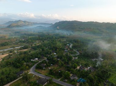 Hava manzaralı yeşil tropikal yağmur ormanı nehir eğrisi doğa manzarası