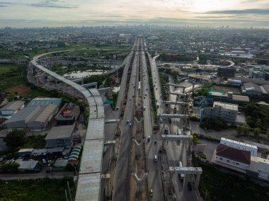 Vinç taşımacılığı endüstrisi ile kavşak nakliye yolunun inşa edildiği hava manzaralı inşaat alanı
