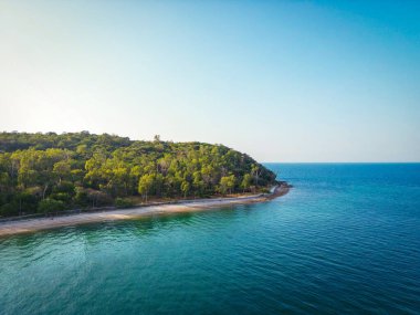 Hava manzaralı yürüyüş ve koşu yolu deniz plajı tropikal ada yaz arkaplanı