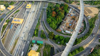Vinç taşımacılığı endüstrisi ile kavşak nakliye yolunun inşa edildiği hava manzaralı inşaat alanı