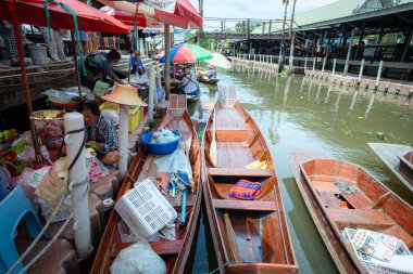 Yerel meyveli geleneksel yiyecek ve içecek Tayland 'da yüzen pazar gezisi teknelerinde satılıyor.