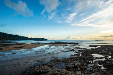 Günbatımının görkemli gökyüzü bulutlu sahil dalgalı yaz tatili doğa manzarası