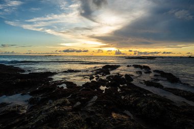 Günbatımının görkemli gökyüzü bulutlu sahil dalgalı yaz tatili doğa manzarası