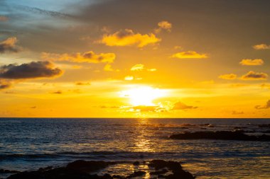 Günbatımının görkemli gökyüzü bulutlu sahil dalgalı yaz tatili doğa manzarası