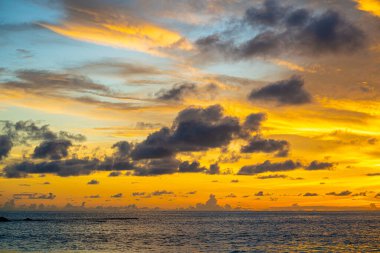Günbatımının görkemli gökyüzü bulutlu sahil dalgalı yaz tatili doğa manzarası