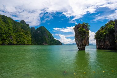 Khao Tapu adası James Bond Adası zümrüt yeşili mavi deniz Phang nga Tayland 'da popüler bir turistik merkezdir..