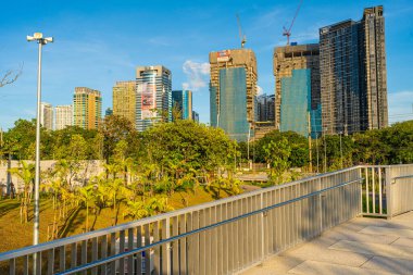 Şehir merkezindeki halk parkında asfalt yolda yürü ve koş.