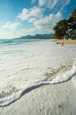 Egzotik beyaz kumlu sahil dalgası güneşli yaz tatili arka planı Samui Tayland
