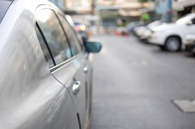 Şehrin dışındaki otoparkın ön görüntüsü.