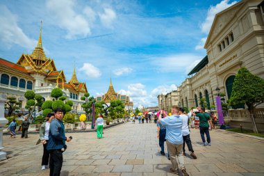 Bangkok, Tayland mayıs 25, 2024: Zümrüt Buda 'nın Wat Phra Kaew Tapınağı' nda turistlerin katıldığı bir turizm merkezidir..