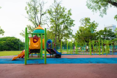 Çocuklar için açık şehir parkı çocuk parkı yeşil çayır doğa geçmişi