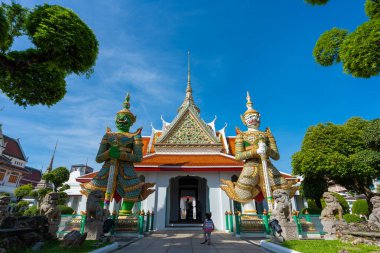 Kapılar, Wat Arun 'daki şeytan muhafızlarıyla birlikte Devlerin heykelleriyle Tarikat Salonu' na. Bangkok, Tayland 'daki ünlü tapınak..
