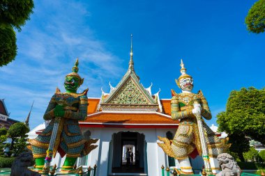Kapılar, Wat Arun 'daki şeytan muhafızlarıyla birlikte Devlerin heykelleriyle Tarikat Salonu' na. Bangkok, Tayland 'daki ünlü tapınak..