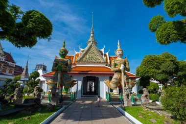 Kapılar, Wat Arun 'daki şeytan muhafızlarıyla birlikte Devlerin heykelleriyle Tarikat Salonu' na. Bangkok, Tayland 'daki ünlü tapınak..