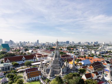 Sabahları Wat Arun Ratchawaram 'ın havadan görünüşü... Chao Reynaya nehrinin kıvrımlarıyla... gün batımı... Bangkok Tayland' da gezintiler...
