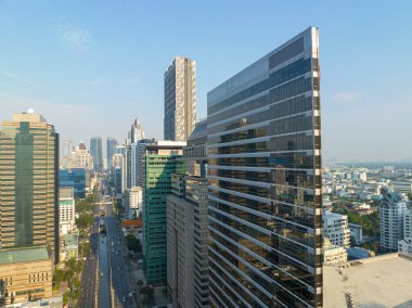 Bangkok Tayland 'ın merkezindeki Sathon bölgesinin modern şehir merkezi finans binası