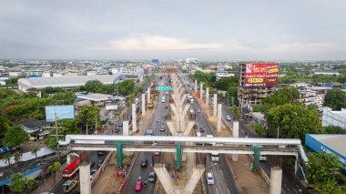 Hava görüntüsü şehir taşımacılığı trafik yolu yağmur günü kavşak kavşağı karayolu taşımacılığı endüstrisi