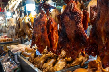 Kavrulmuş Pekin ördeği tüm Hank 'i Çin yemeği ile tüttürdü.