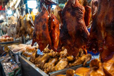 Kavrulmuş Pekin ördeği tüm Hank 'i Çin yemeği ile tüttürdü.