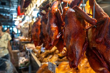 Kavrulmuş Pekin ördeği tüm Hank 'i Çin yemeği ile tüttürdü.